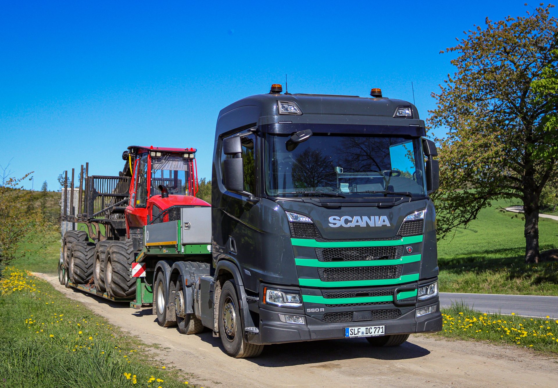 Scania Sattelzug mit Forwarder auf Tieflader