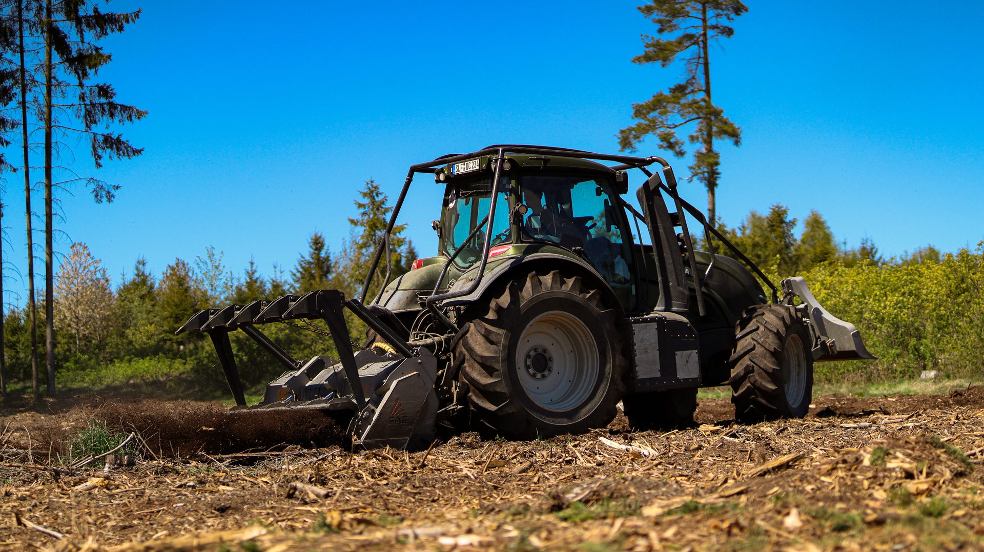 Traktor mit FAE-Mulcher im Einsatz
